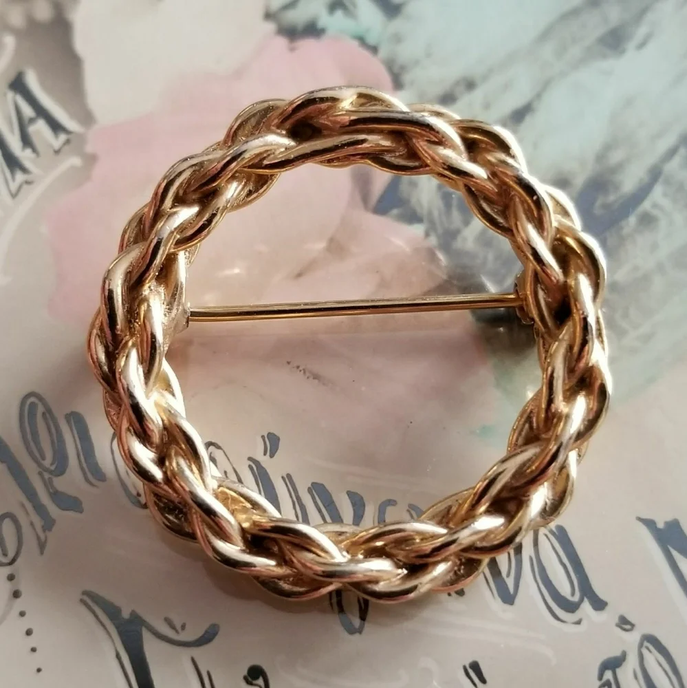 Vintage circle brooch small gold tone chain design